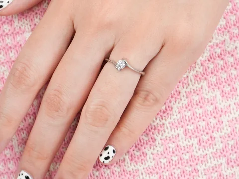 Cincin Ariya dipakai di jari untuk memperlihatkan proporsi cincin