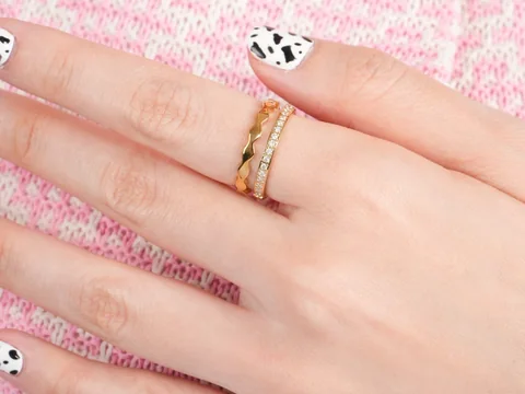 Cincin Avalee adjustable dengan dua jalur terlihat saat dipakai