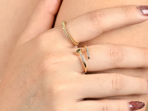 Detail set cincin Gabriella saat dipakai di jari