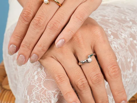 Cincin Lucci terlihat saat dipakai di jari