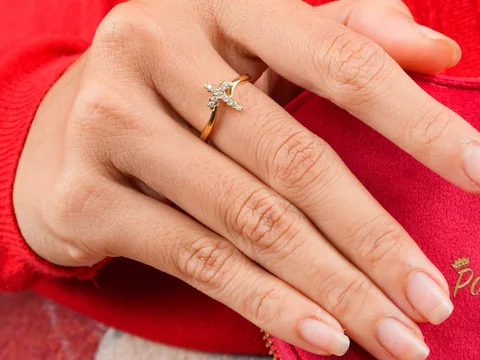 Proporsi cincin Scout pada tangan dengan kemeja merah