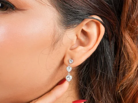 Panjang anting Ursula terlihat saat dipakai di telinga