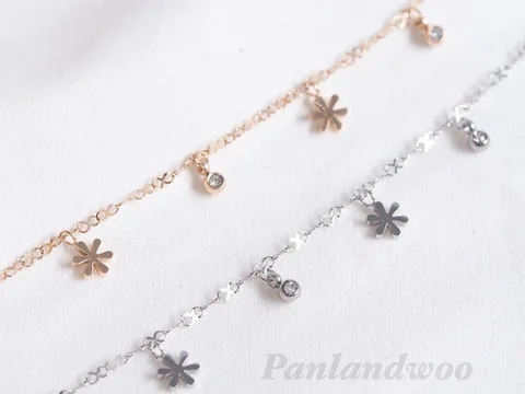 Detail motif bunga pada pilihan warna gelang kaki Rita