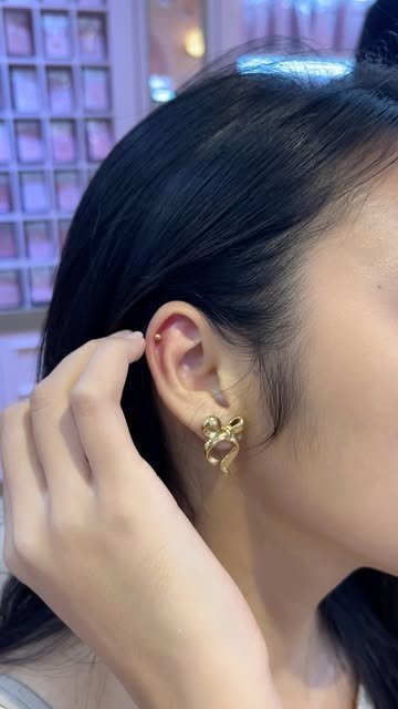 Detail piercing helix dengan anting kecil dari Piercing by Panlandwoo