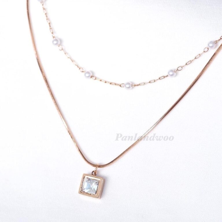 Kalung Maggie berlapis dengan liontin persegi