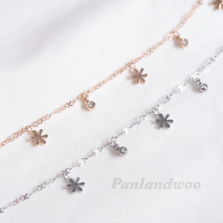 Detail motif bunga pada pilihan warna gelang kaki Rita