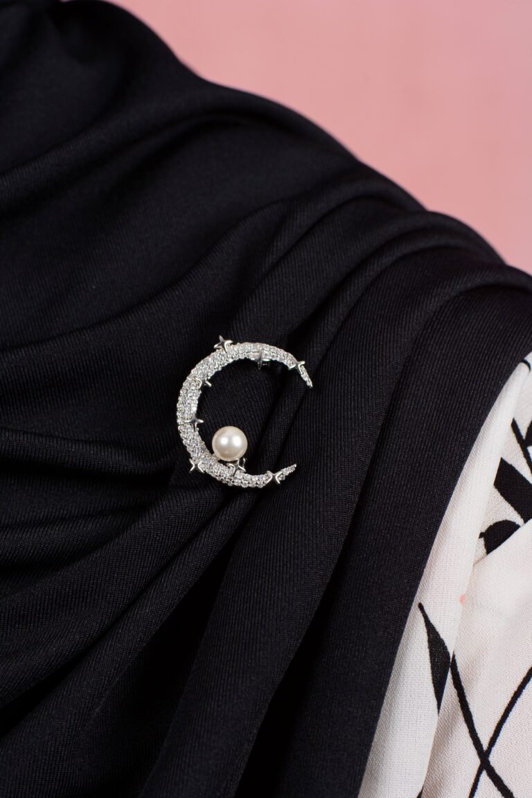 Bros untuk Hijab Polos: Detail Kecil yang Membuat Tampilan Rapi