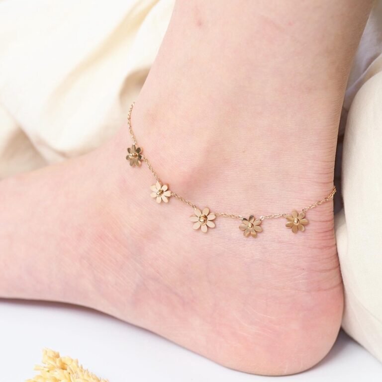 Gelang Mini Daisy saat dipakai di pergelangan kaki