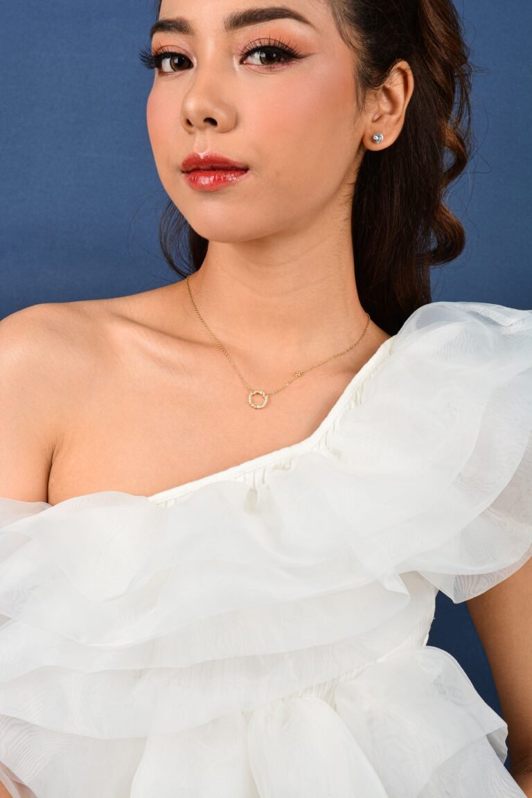 Aksesori untuk Baju Satu Bahu: Perlu Kalung atau Cukup Anting?