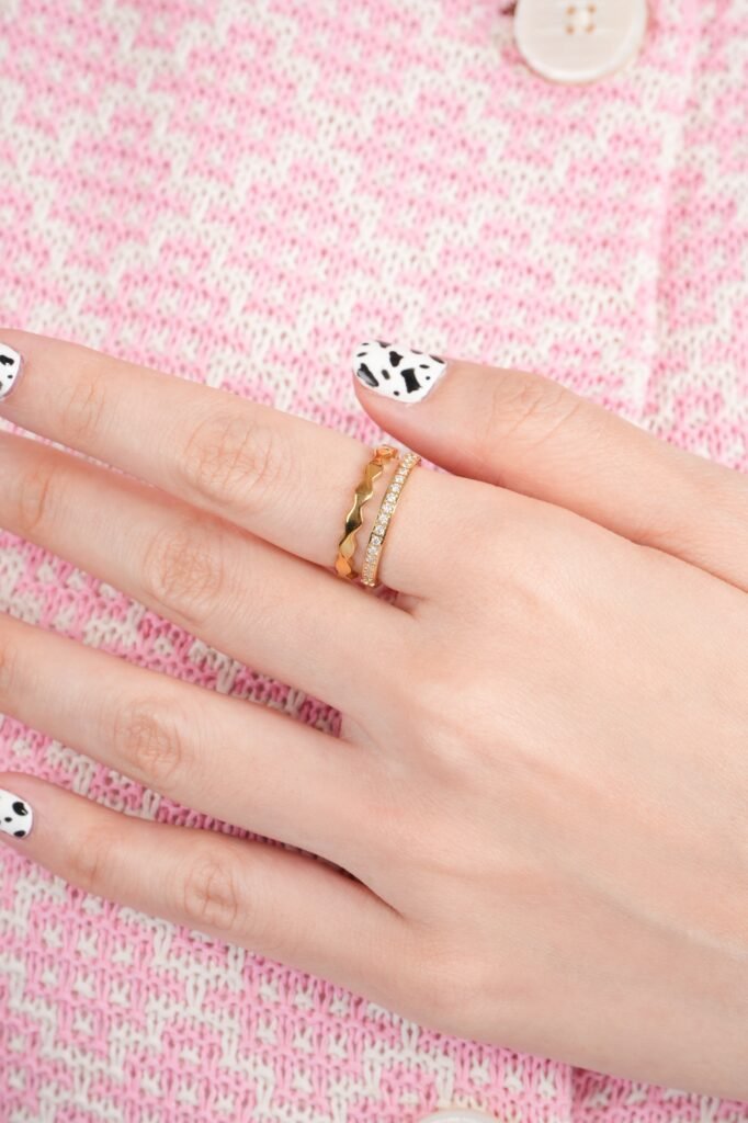 Cincin Avalee adjustable dipakai di tangan, memperlihatkan bentuk dua jalur