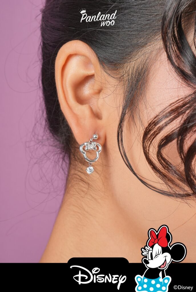 Detail anting Somerset Silver di dekat telinga