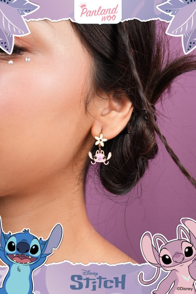 Anting Adrista dengan karakter Angel dan bunga putih terlihat saat dipakai