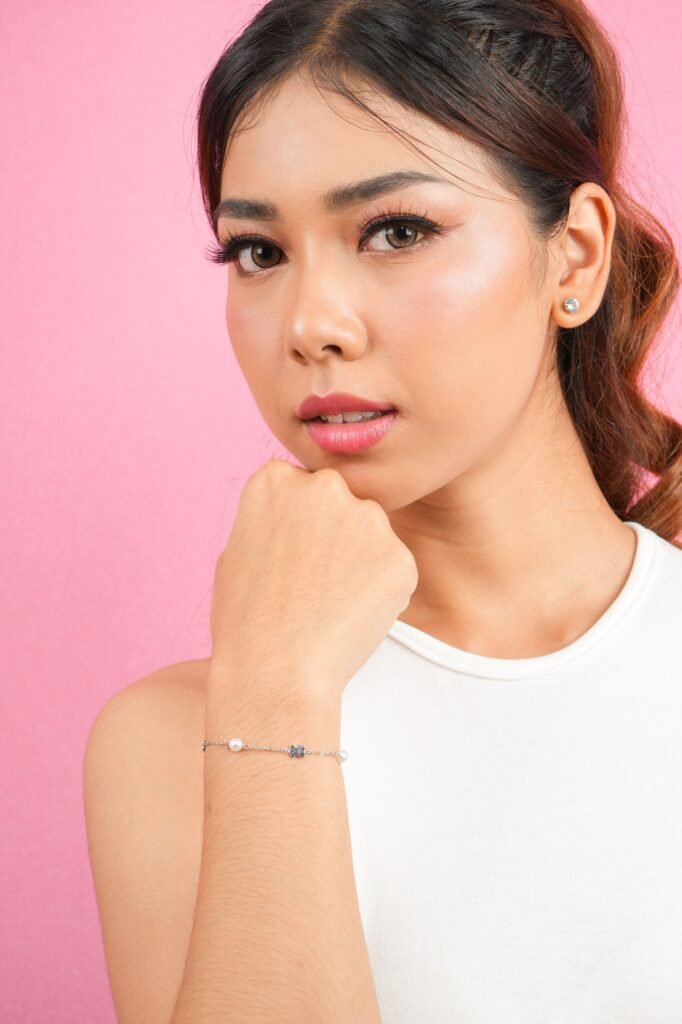 Gelang Kamala dipakai di pergelangan model