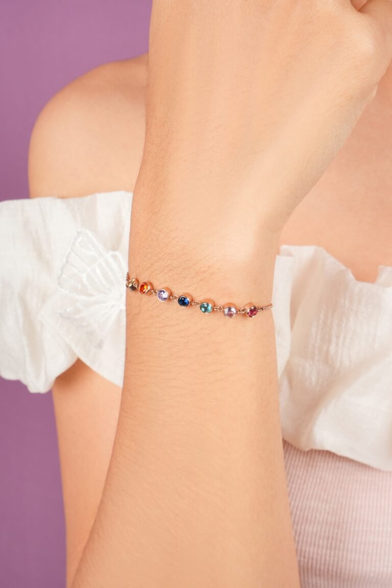 Gelang Rayne dipakai di pergelangan tangan