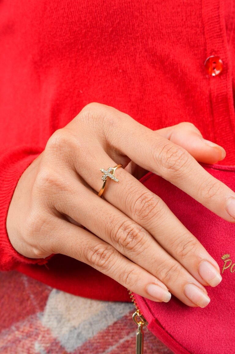 Proporsi cincin Scout pada tangan dengan kemeja merah
