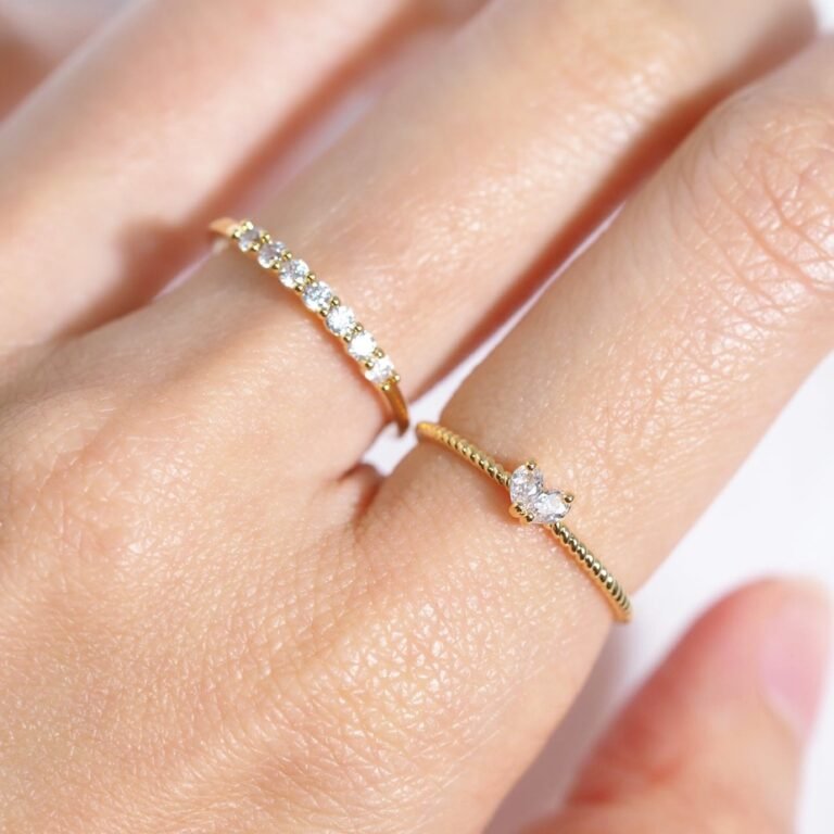 Detail dua cincin Mini Heart saat dipakai di jari