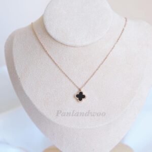 Alternative view of Panlandwoo - Kalung Titanium Wanita Black & White Flower Adjustable