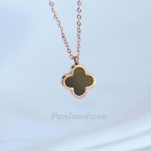 Panlandwoo - Kalung Titanium Wanita Black & White Flower Adjustable - Gambar 3