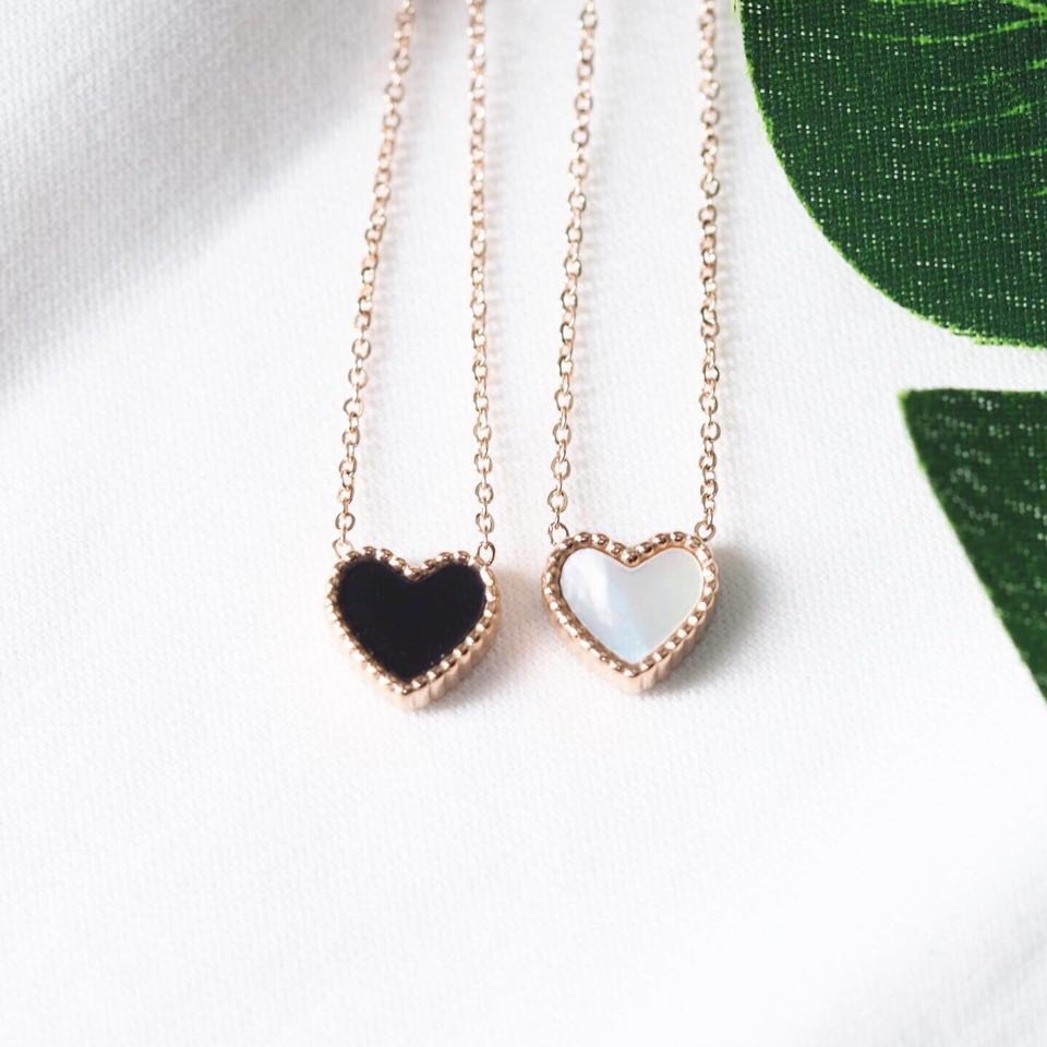 Panlandwoo - Kalung Titanium Wanita Black & White Heart Adjustable - Gambar 3