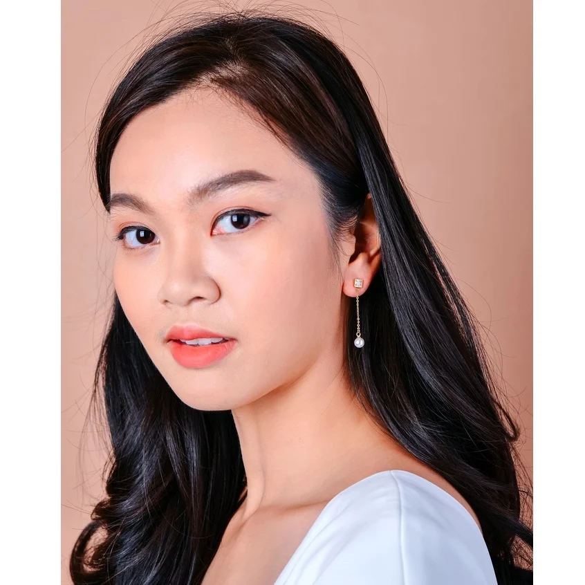 Anting Sweetie Pearly saat dikenakan di dekat wajah