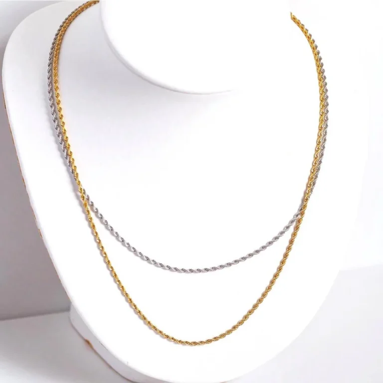 Rantai Ray warna Gold dan Silver ditata berlapis pada manekin