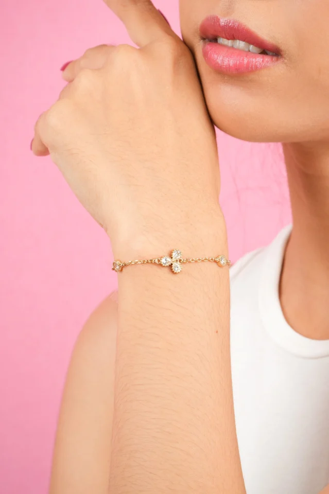 Gelang Brigid Gold dengan hiasan bunga saat dikenakan