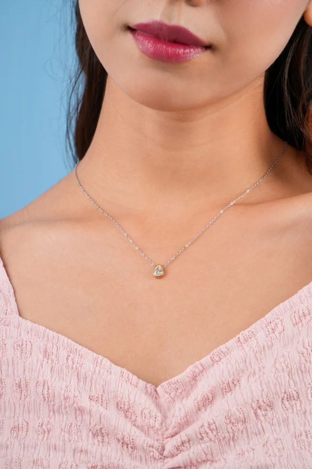 Liontin kecil Kalung Verdi saat dikenakan di atas neckline