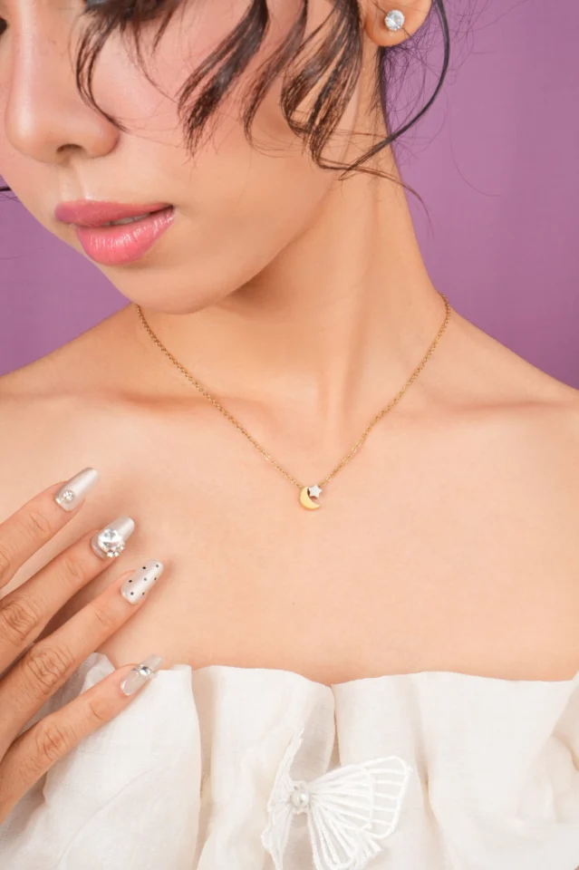Kalung Hiba dengan motif bulan dan bintang saat dikenakan