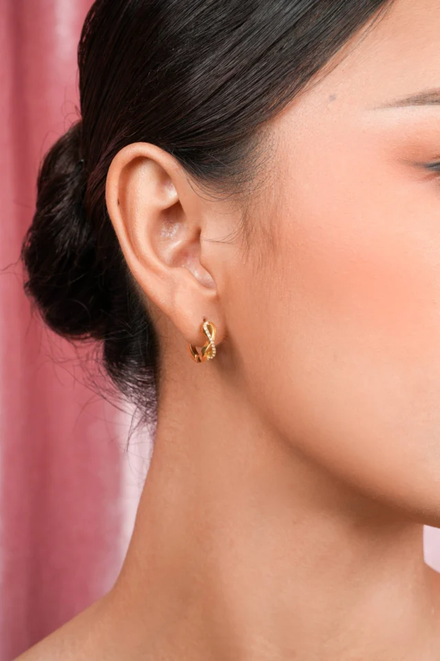 Anting hoop Veloura Infinity Gold saat dikenakan di telinga