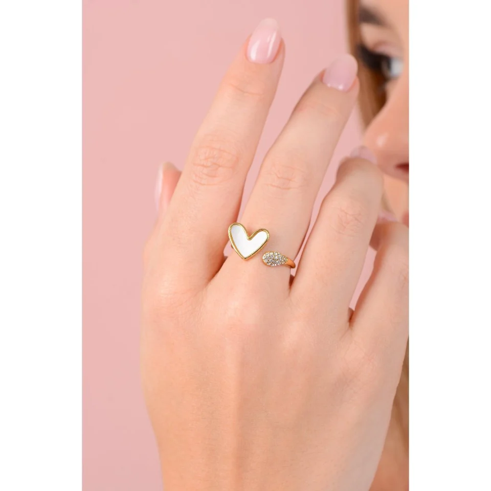 Cincin Calandra Gold dengan motif hati pada jari